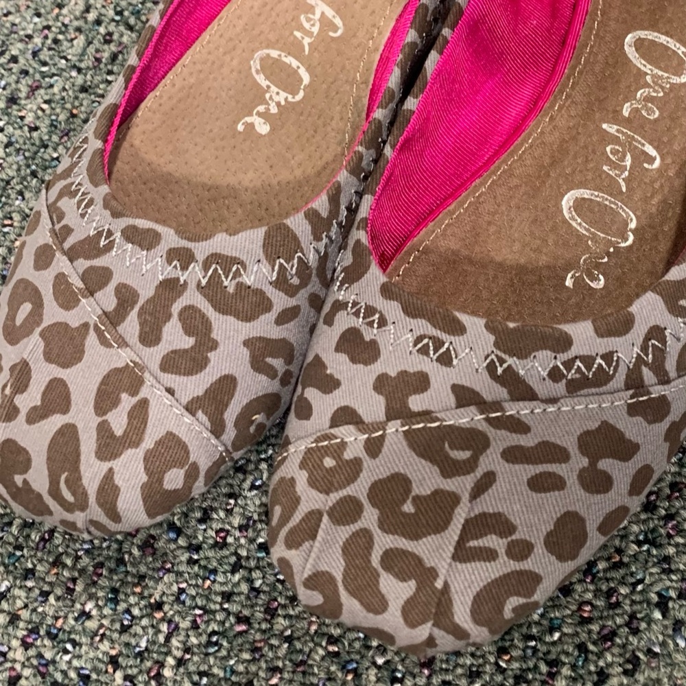 NEW Tom’s women’s shoes size 9